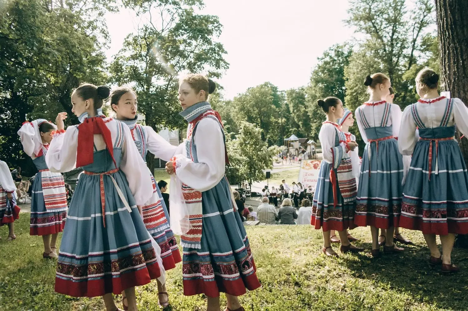 Tanssijoiden jalat rytmisessä liikkeessä
